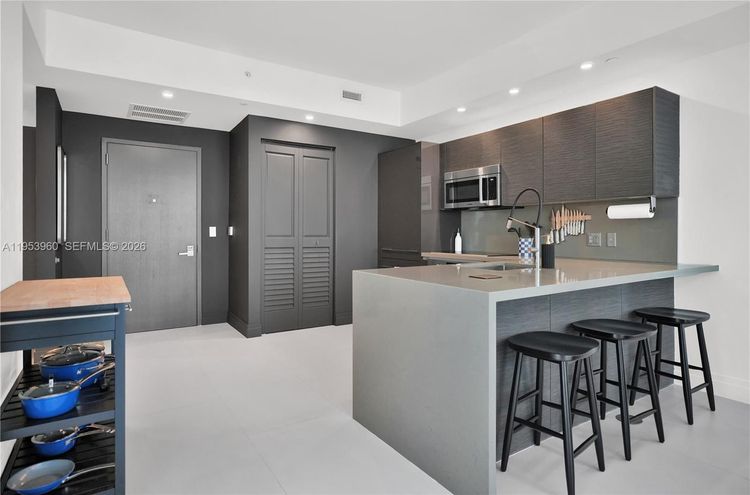 The Bond #1802 image #7