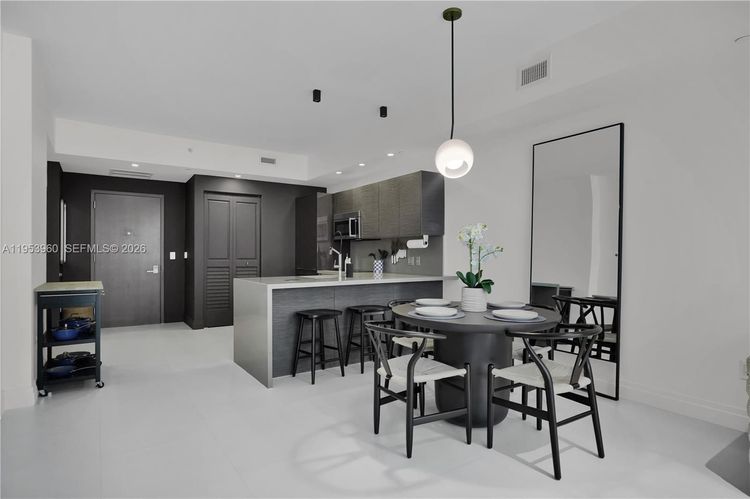 The Bond #1802 image #8