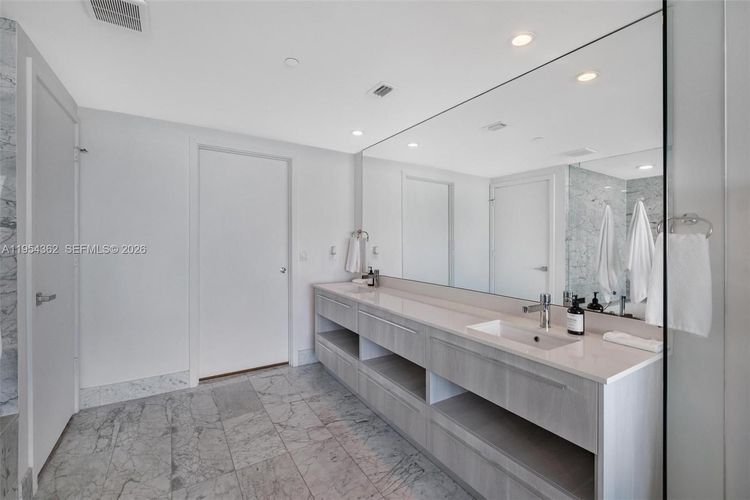 One Paraiso #3605 image #34