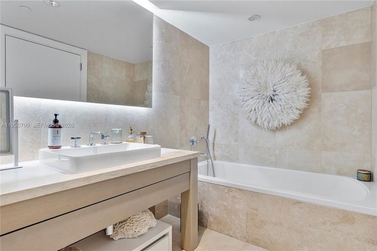 1 Hotel & Homes #1427 image #32