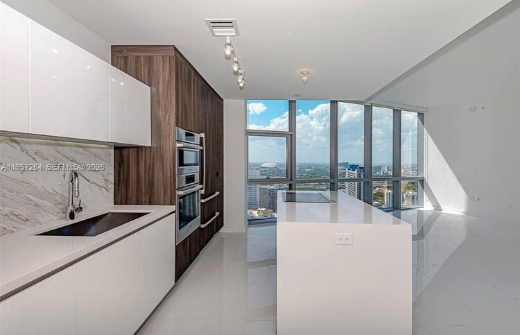 Paramount Miami Worldcenter #4302 image #18