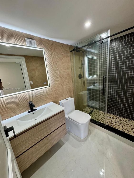 Plaza of the Americas #814 image #10