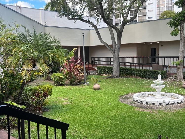 Plaza of the Americas #814 image #16