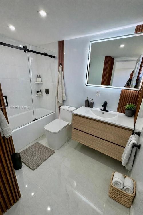 Plaza of the Americas #814 image #8