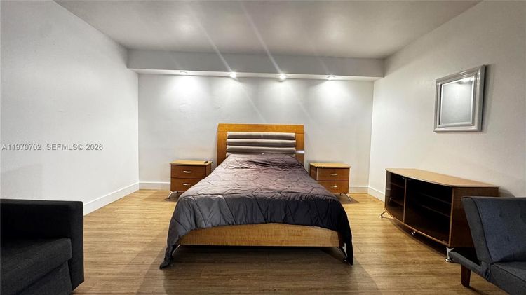 Four Ambassadors #303 image #6