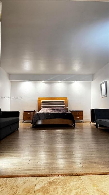 Four Ambassadors #303 image #7