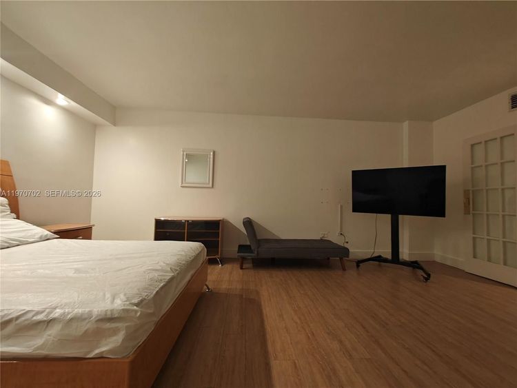 Four Ambassadors #303 image #8