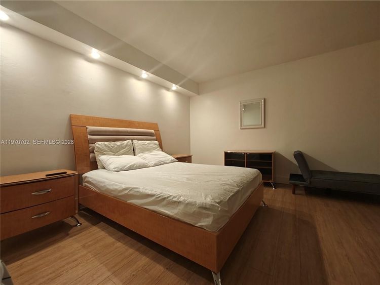 Four Ambassadors #303 image #9