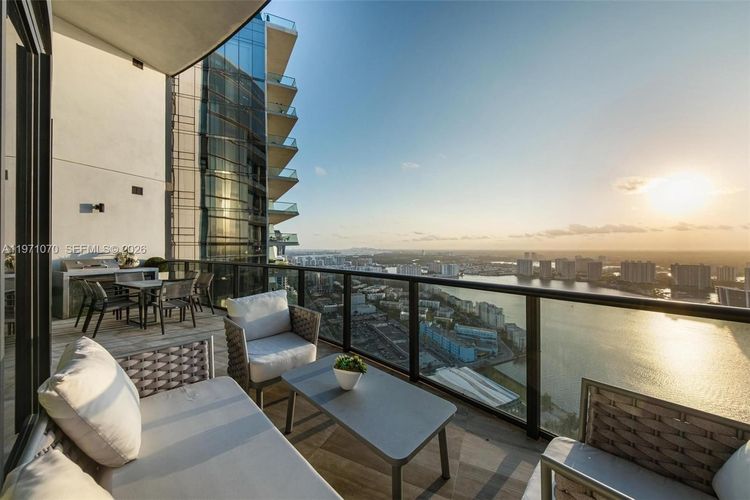 Porsche Design Tower #5003 image #21