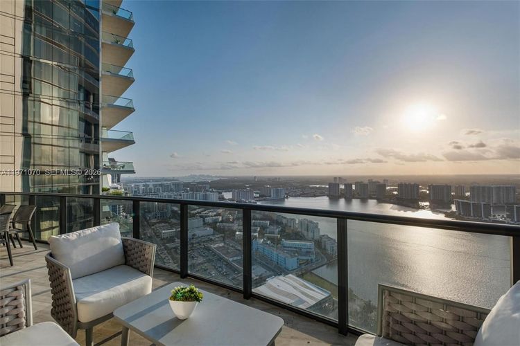 Porsche Design Tower #5003 image #23