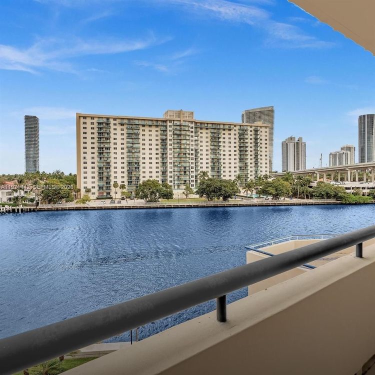 Turnberry Towers #3J image #19