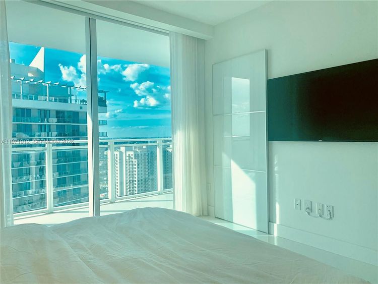 The Bond #4009 image #16