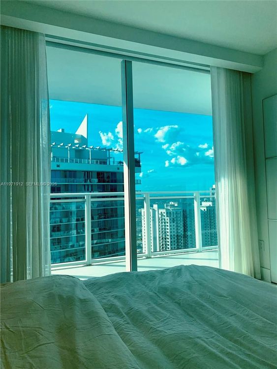 The Bond #4009 image #17