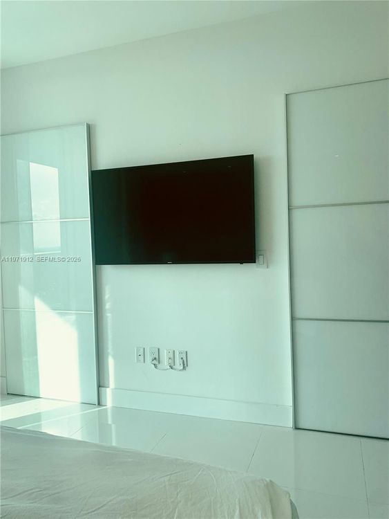 The Bond #4009 image #21