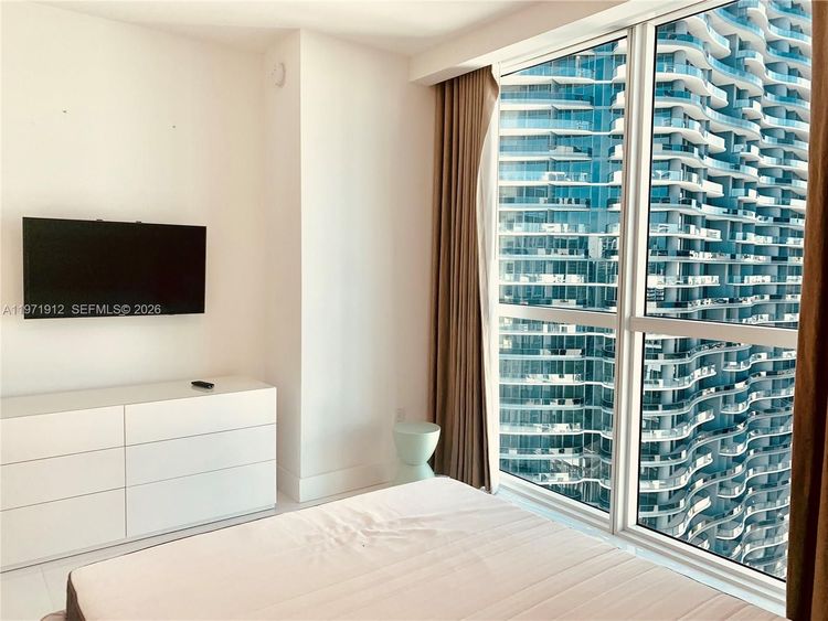 The Bond #4009 image #24