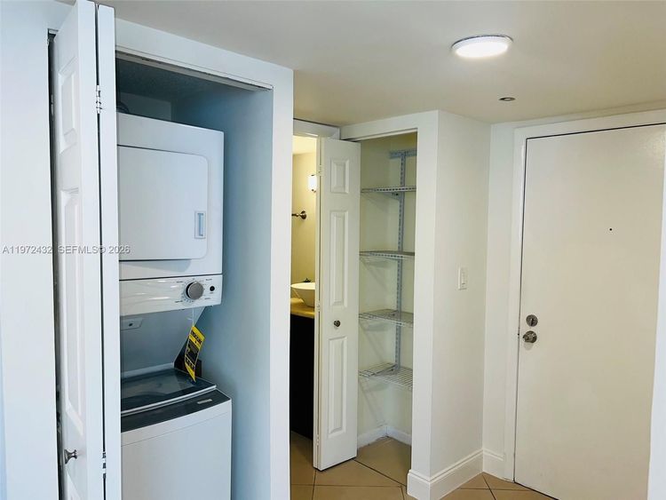 Isola #1601 image #24