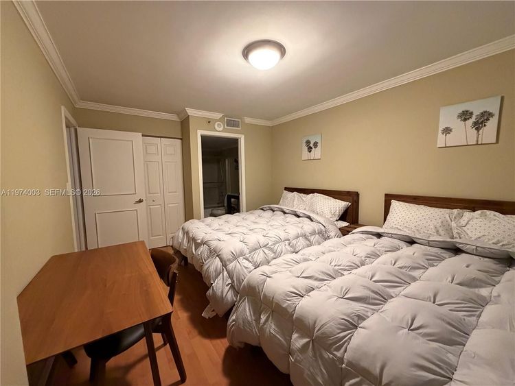 Isola #1613 image #6