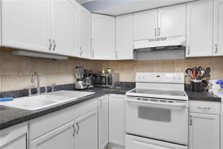 Winston Towers #1006 image #16