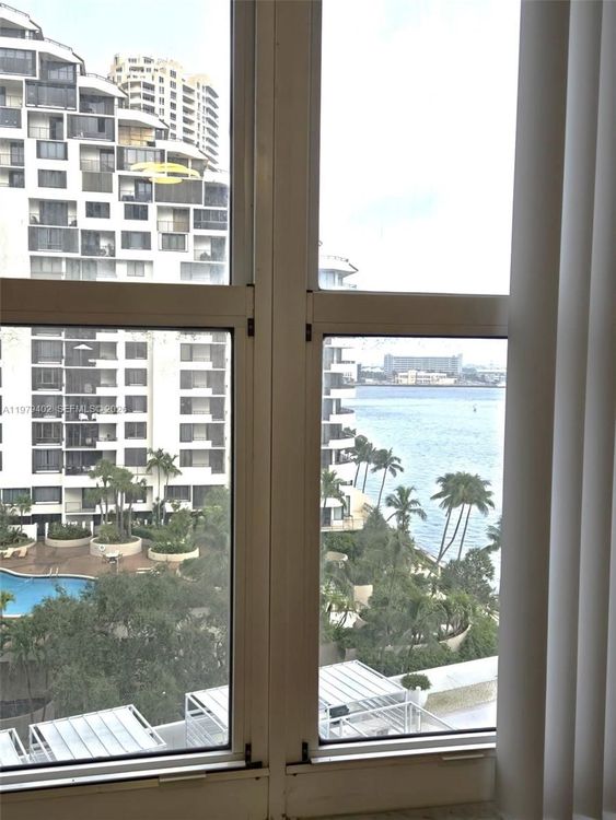 Isola #911 image #12