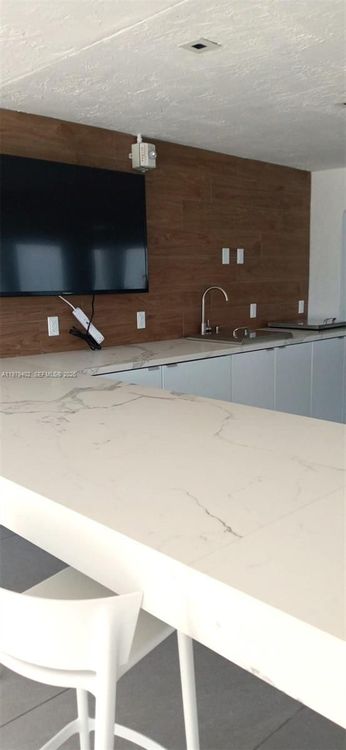 Isola #911 image #20