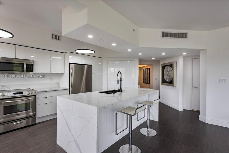 Turnberry Village #311 image #8