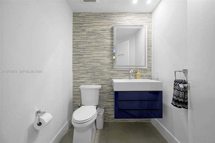 One Island Place #1101 image #16