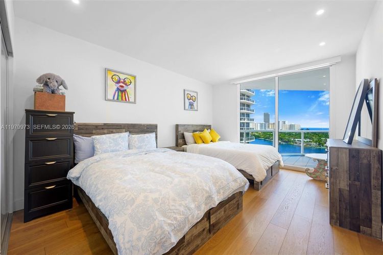 One Island Place #1101 image #24