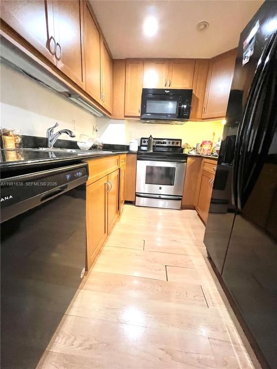 Island Pointe #7N image #36