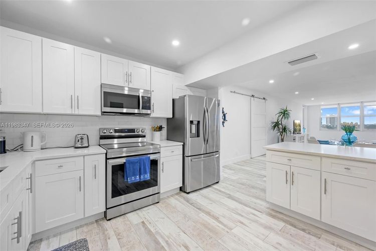 Sea Air Towers #924 image #10