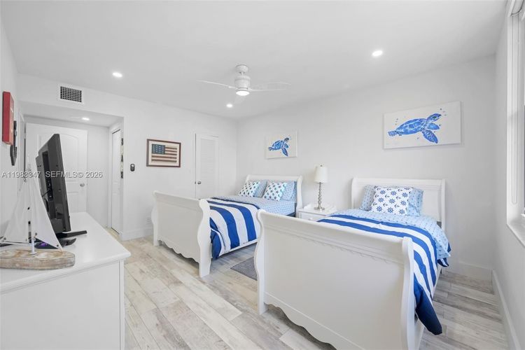 Sea Air Towers #924 image #11