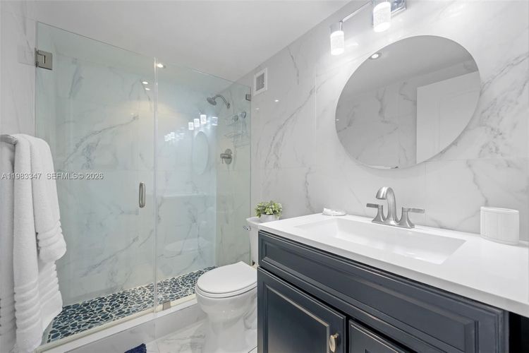 Sea Air Towers #924 image #13