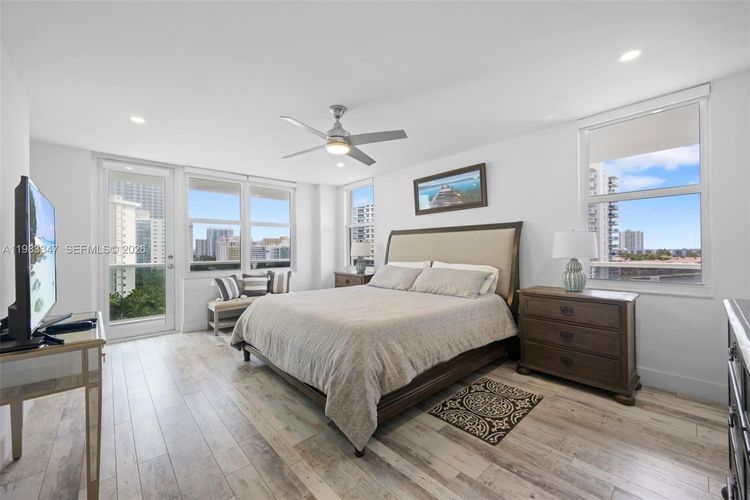 Sea Air Towers #924 image #14