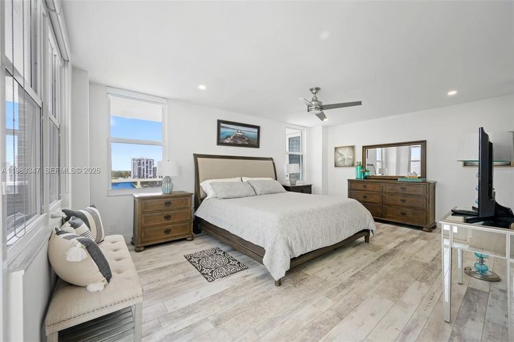 Sea Air Towers #924 image #15