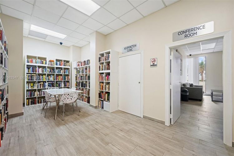 Sea Air Towers #924 image #23