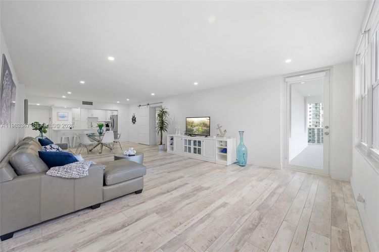 Sea Air Towers #924 image #6