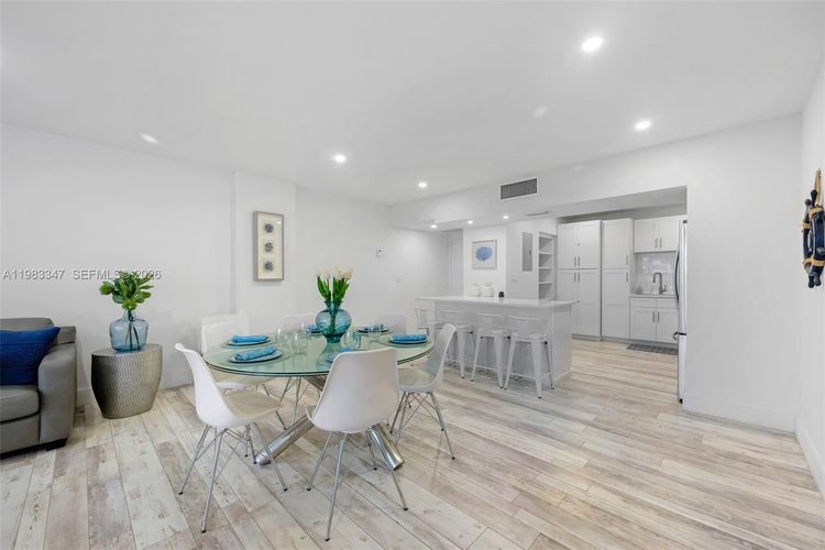 Sea Air Towers #924 image #8