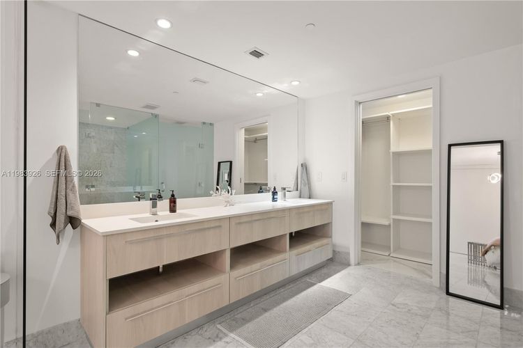 One Paraiso #1202 image #21