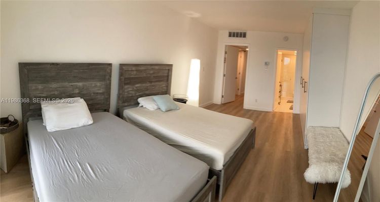 Carriage House #320 image #27