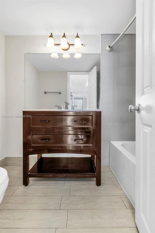 Commodore Plaza - Tower #806 image #20