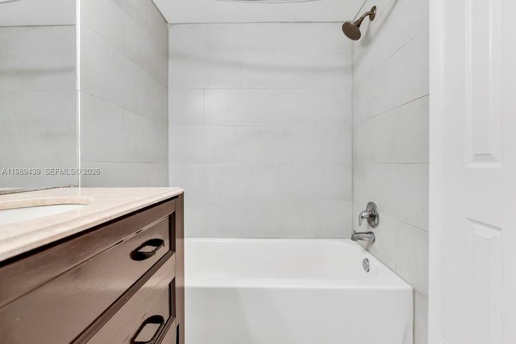 Commodore Plaza - Tower #806 image #21