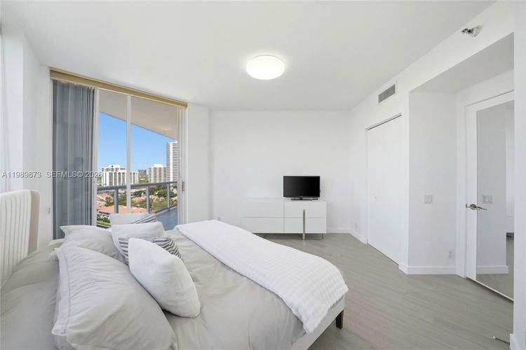 One Island Place #1203 image #28