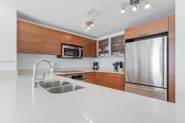 Midblock Condominium #702 image #11