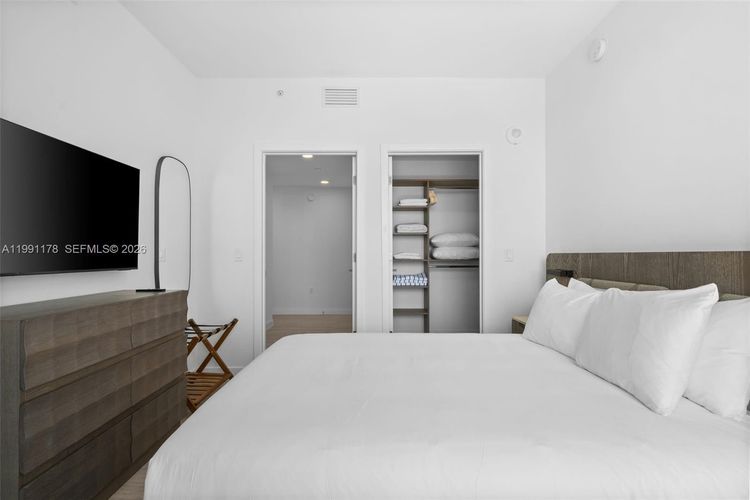 72 Park #1402 image #11