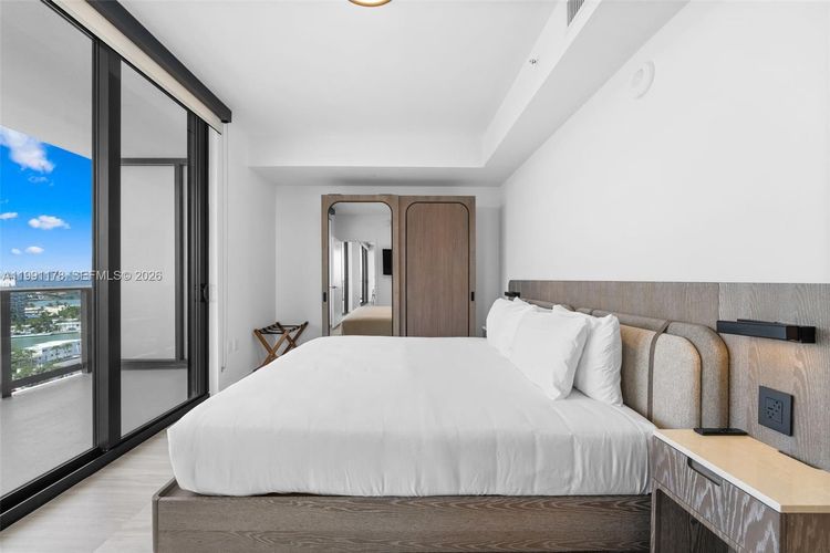 72 Park #1402 image #18