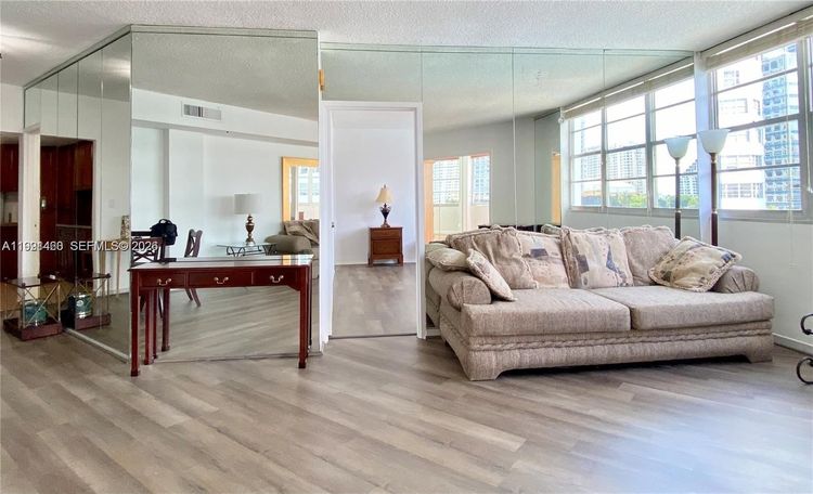 Four Ambassadors #531 image #7