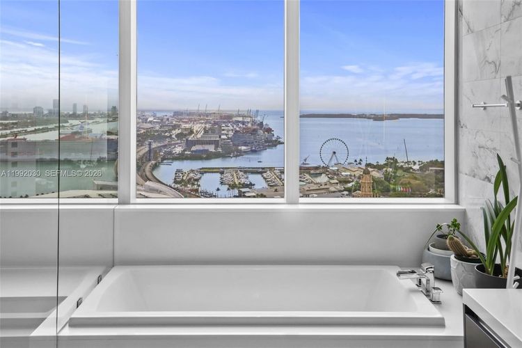 Paramount Miami Worldcenter #3211 image #34