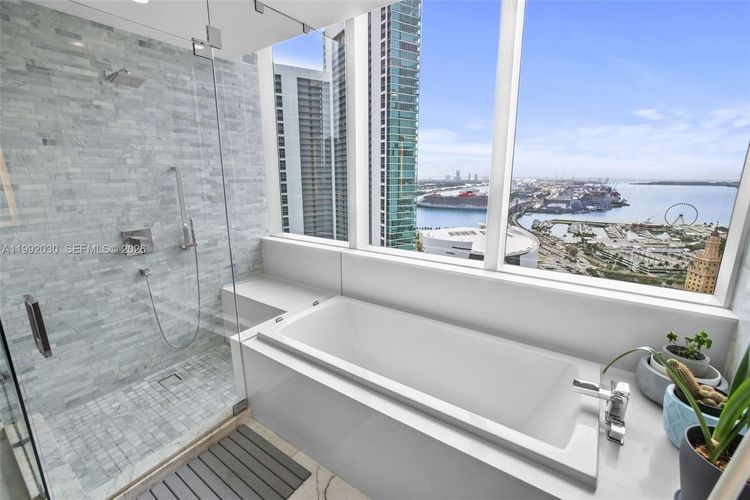 Paramount Miami Worldcenter #3211 image #35