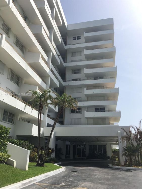 Commodore Club East #512 image #21