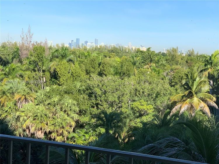 Commodore Club East #512 image #22