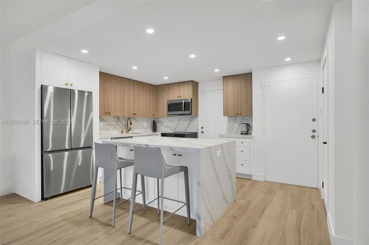 Alexander Towers #808 image #6